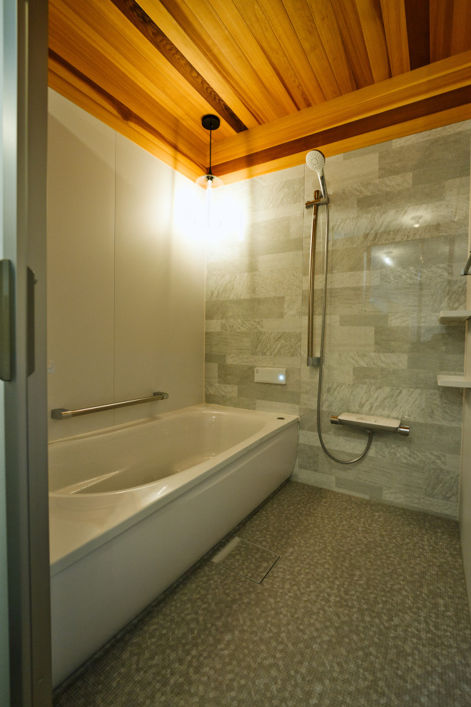 Пример оригинального дизайна: маленькая ванная комната в стиле модернизм с серым полом, деревянным потолком и панелями на части стены для на участке и в саду