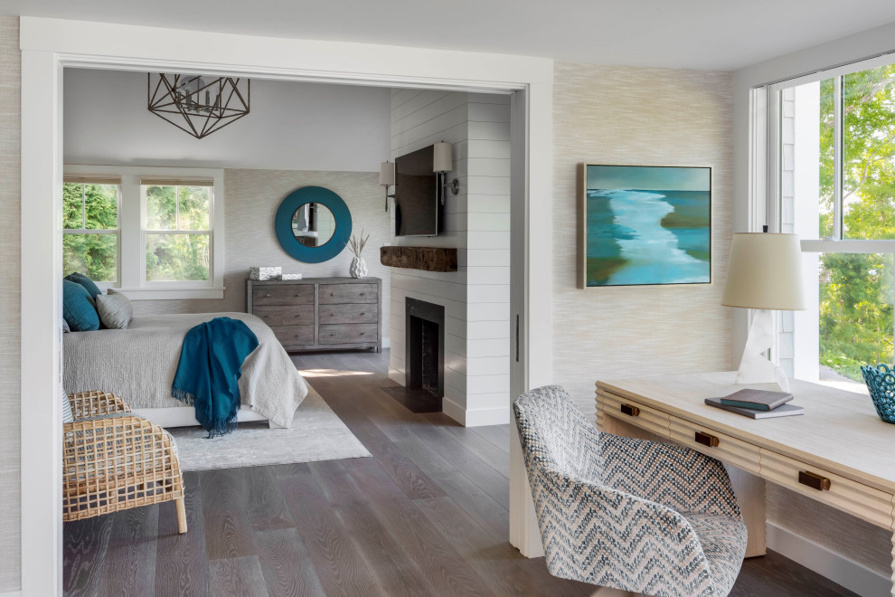 Maritimes Hauptschlafzimmer mit braunem Holzboden, Kamin, Kaminumrandung aus Holzdielen und Tapetenwänden in Boston