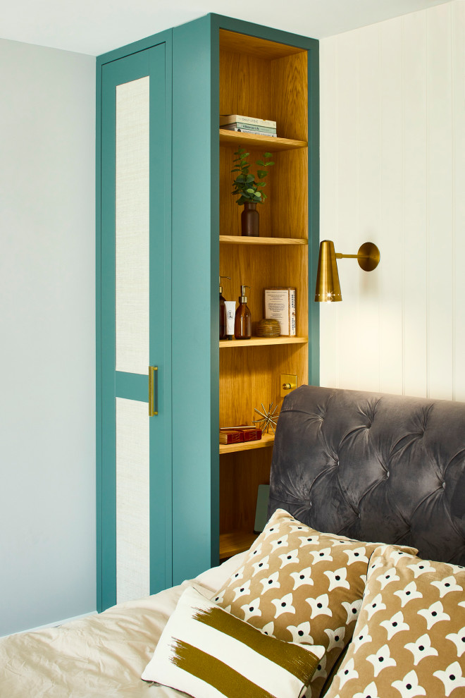 Großes Modernes Hauptschlafzimmer ohne Kamin mit blauer Wandfarbe, Teppichboden, grauem Boden und Holzdielenwänden in Sonstige