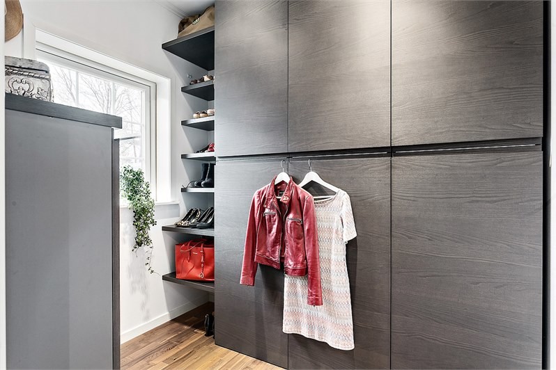 This is an example of a modern storage and wardrobe in Gothenburg.