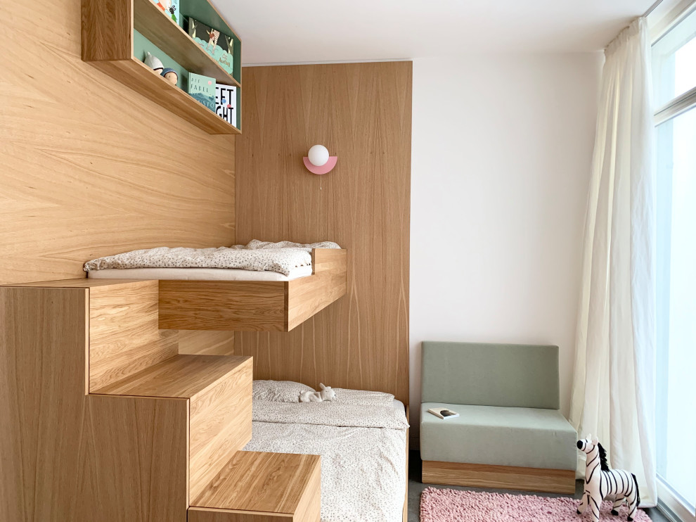 Modern inredning av ett litet flickrum kombinerat med lekrum och för 4-10-åringar, med vita väggar, betonggolv och grått golv