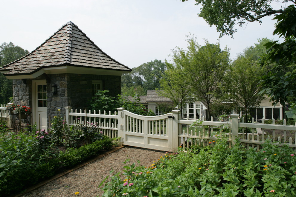 Inspiration for a traditional backyard garden in Atlanta.
