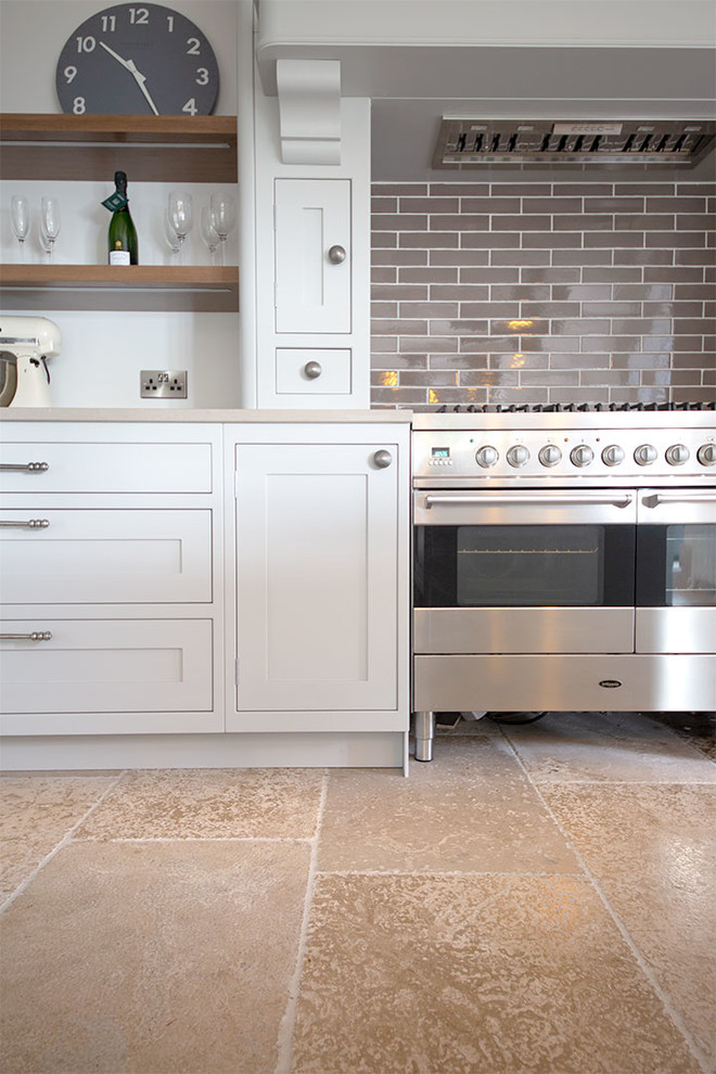 Esempio di un cucina con isola centrale shabby-chic style di medie dimensioni con pavimento in pietra calcarea e pavimento beige