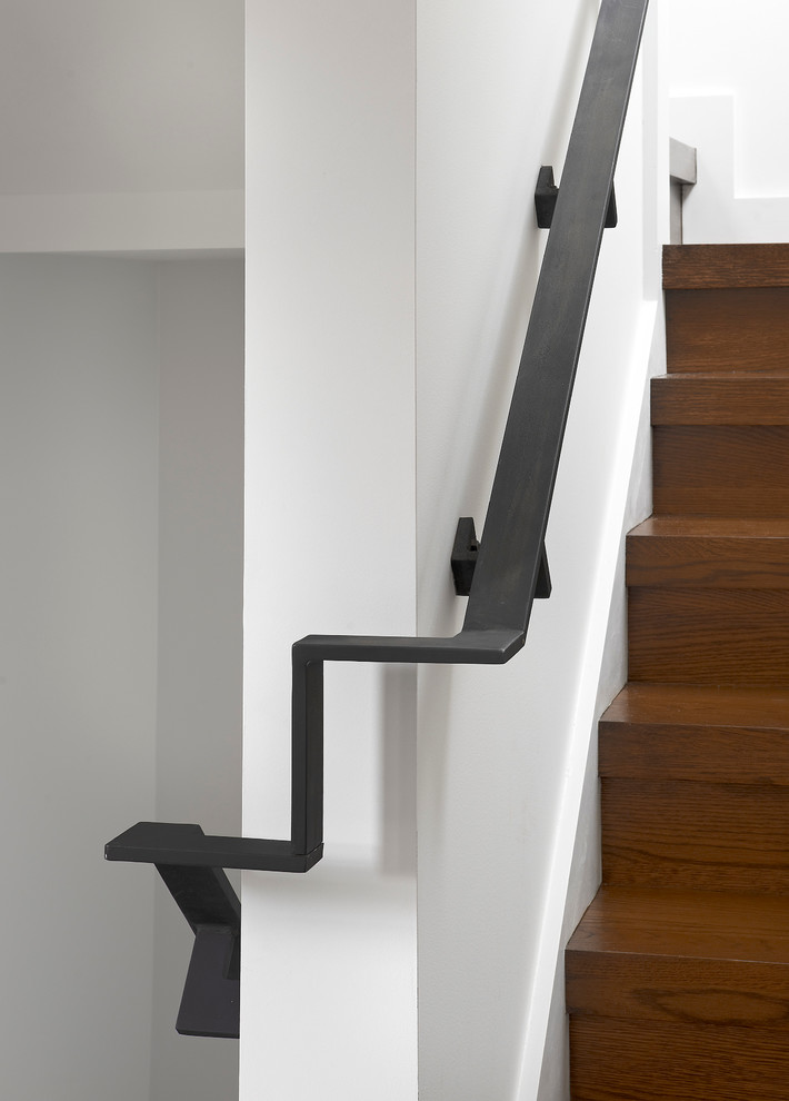 Imagen de escalera en U ecléctica con escalones de madera y contrahuellas de madera