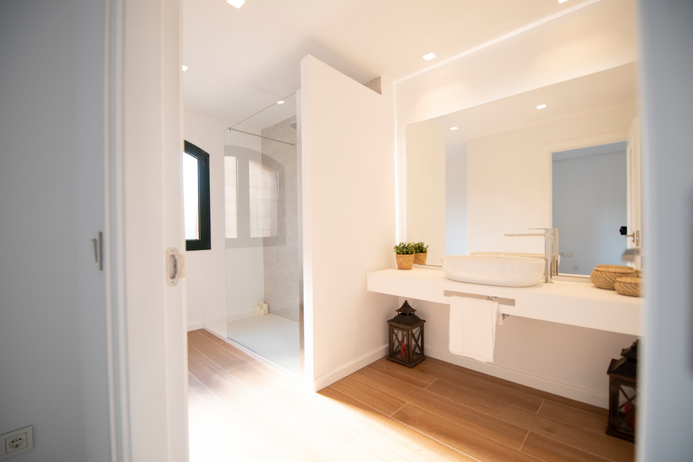 Foto de cuarto de baño principal contemporáneo grande con armarios abiertos, puertas de armario blancas, sanitario de dos piezas, baldosas y/o azulejos blancos, paredes blancas, suelo de baldosas de porcelana, encimera de acrílico, suelo marrón y encimeras blancas