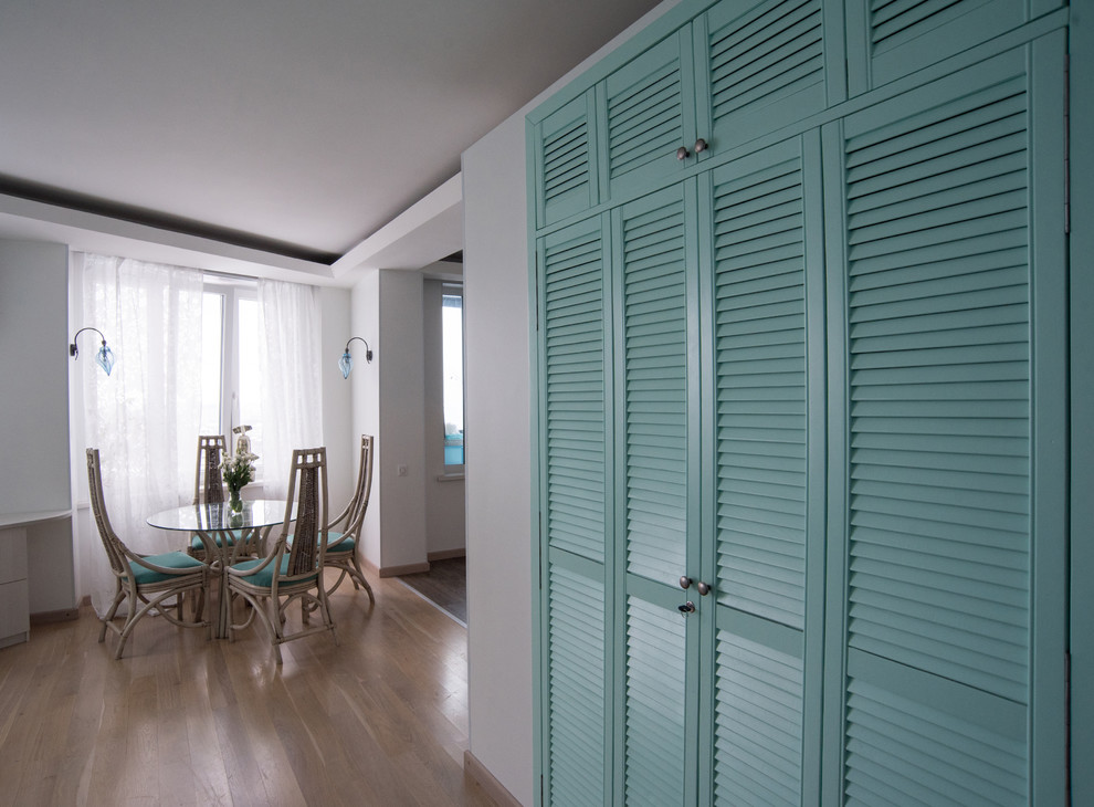 Перепланировка квартиры с радиальной фасадной стеной, авторская мозаика.