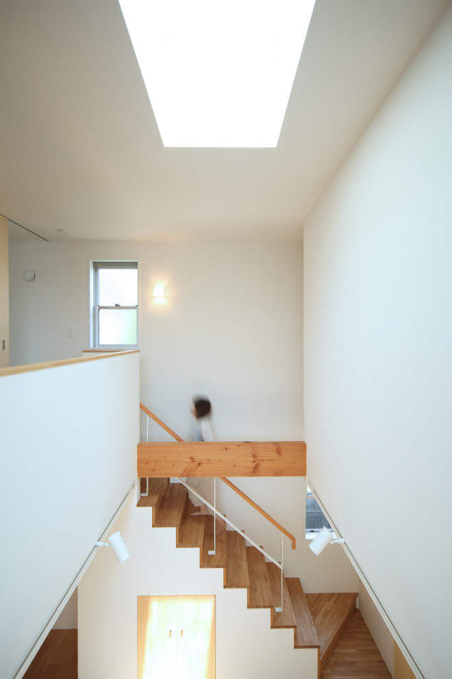 Идея дизайна: маленькая угловая деревянная лестница в стиле модернизм с деревянными ступенями, перилами из смешанных материалов и обоями на стенах для на участке и в саду