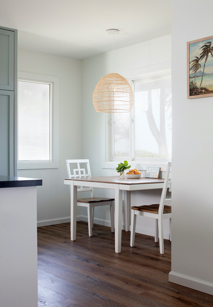 Immagine di un piccolo angolo colazione stile marinaro con pareti bianche, pavimento in vinile e pavimento marrone