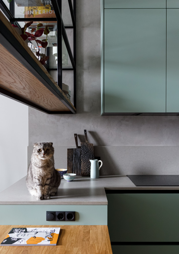 Immagine di una piccola cucina design con ante lisce, ante verdi, top in quarzo composito, paraspruzzi grigio, parquet chiaro, pavimento marrone e top grigio