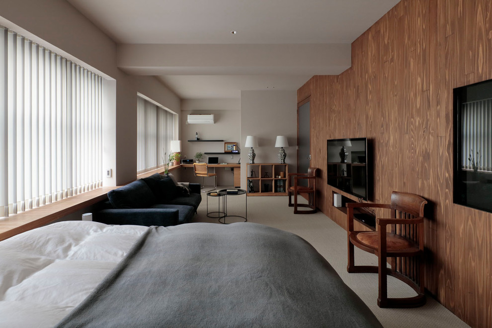 Modelo de dormitorio principal y gris moderno de tamaño medio con paredes marrones, suelo laminado, suelo gris, papel pintado y boiserie