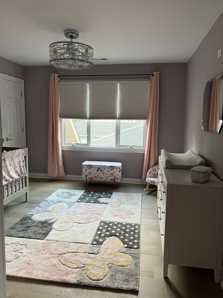 Источник вдохновения для домашнего уюта: большая комната для малыша в стиле неоклассика (современная классика) с фиолетовыми стенами и светлым паркетным полом для девочки