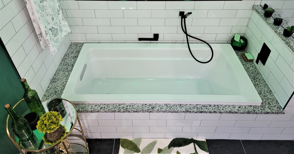 Exempel på ett mellanstort modernt svart svart en-suite badrum, med skåp i shakerstil, grå skåp, ett platsbyggt badkar, en dusch i en alkov, en toalettstol med separat cisternkåpa, vit kakel, porslinskakel, gröna väggar, klinkergolv i porslin, ett undermonterad handfat, granitbänkskiva och svart golv