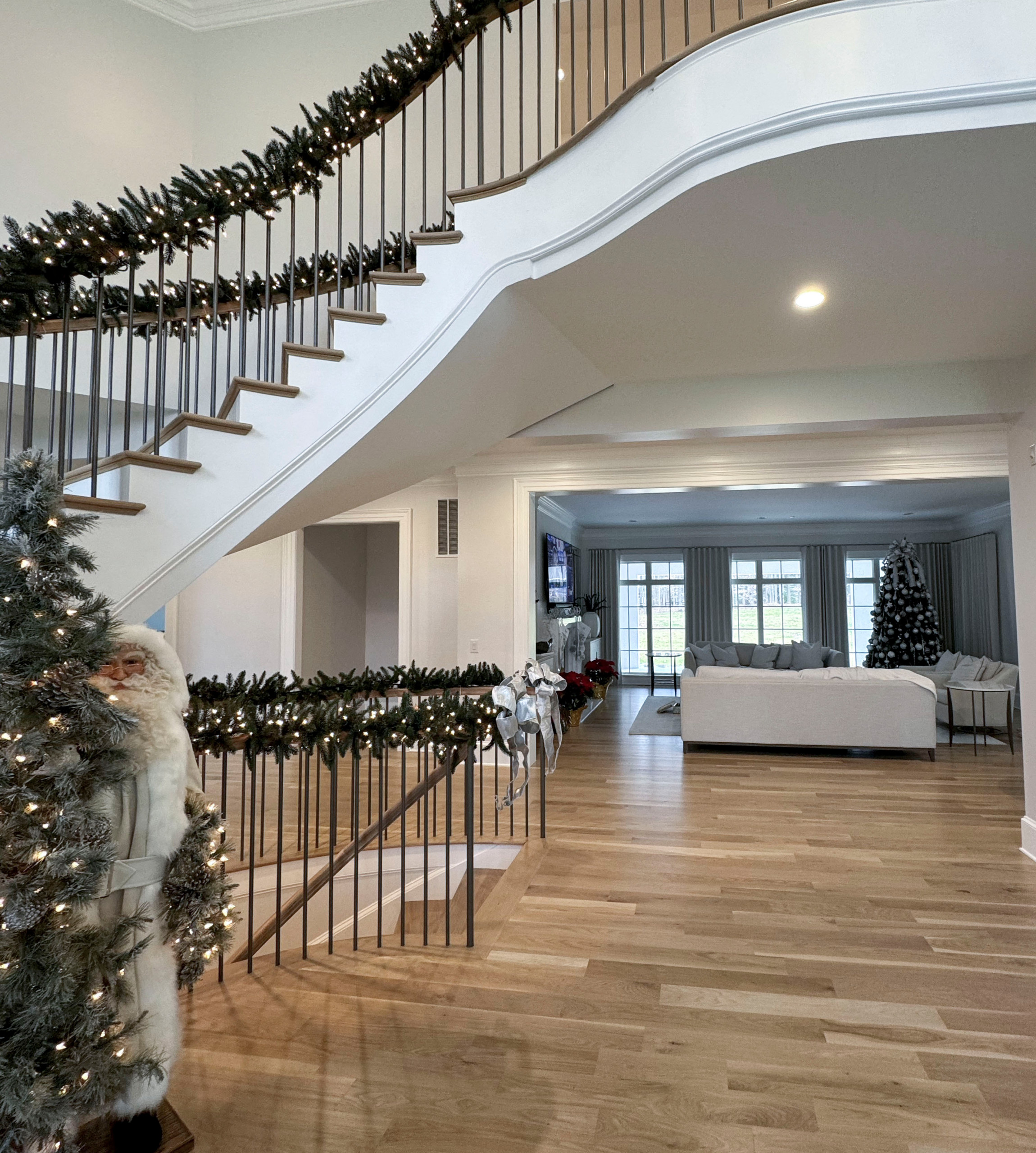 116_Elegant & Eye-catching Curved Staircase, Leesburg VA 20175