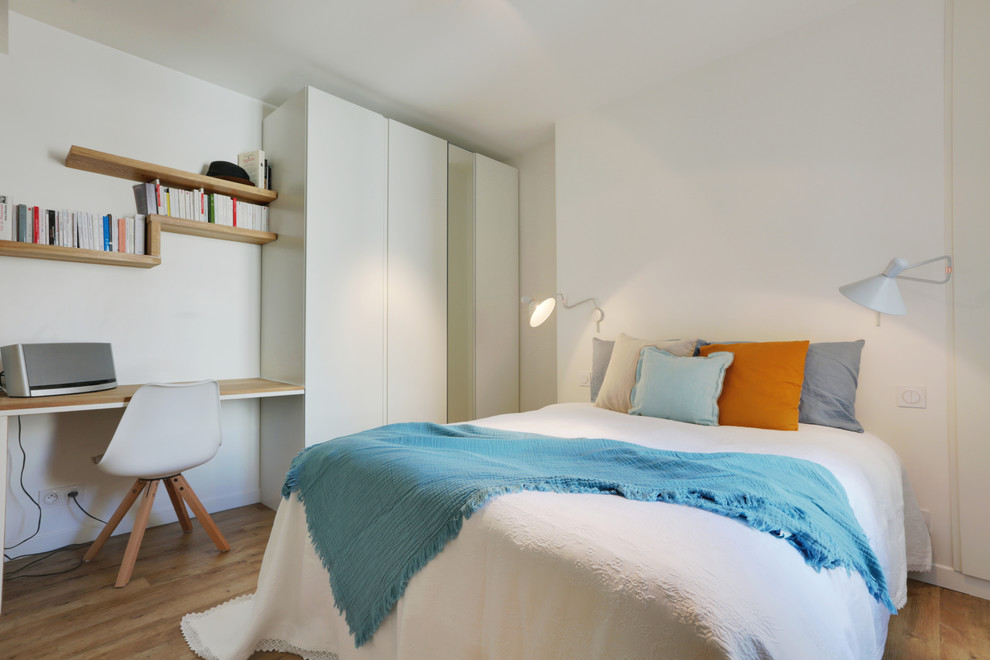 Design ideas for a mid-sized scandinavian master bedroom in Paris with white walls and vinyl floors.