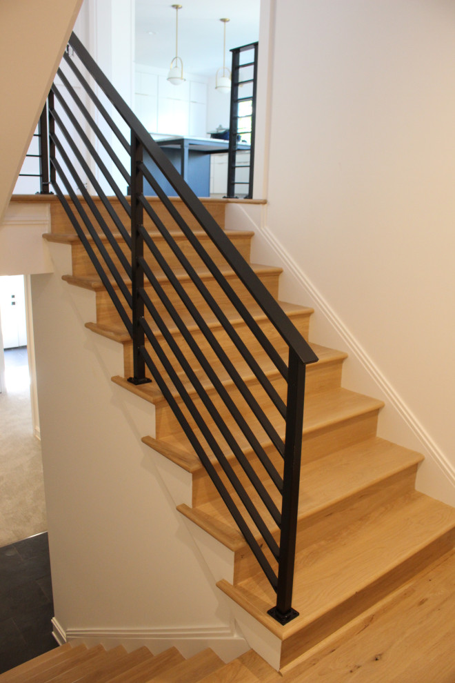 Пример оригинального дизайна: п-образная деревянная лестница среднего размера в стиле модернизм с деревянными ступенями и металлическими перилами