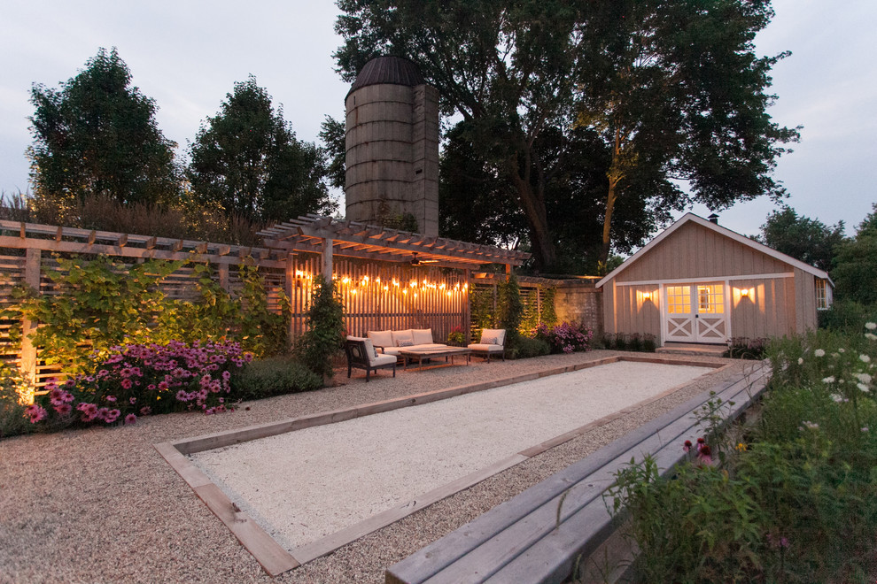 Design ideas for a mid-sized country side yard full sun outdoor sport court in Chicago with gravel.