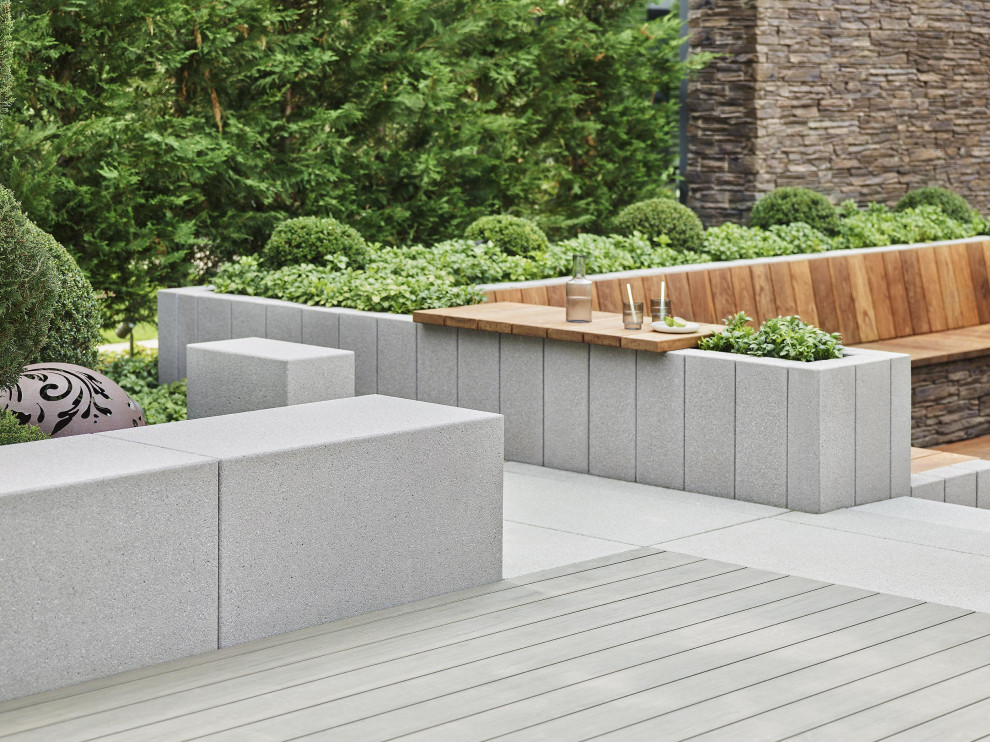 Esempio di una terrazza minimalista di medie dimensioni con parapetto in materiali misti