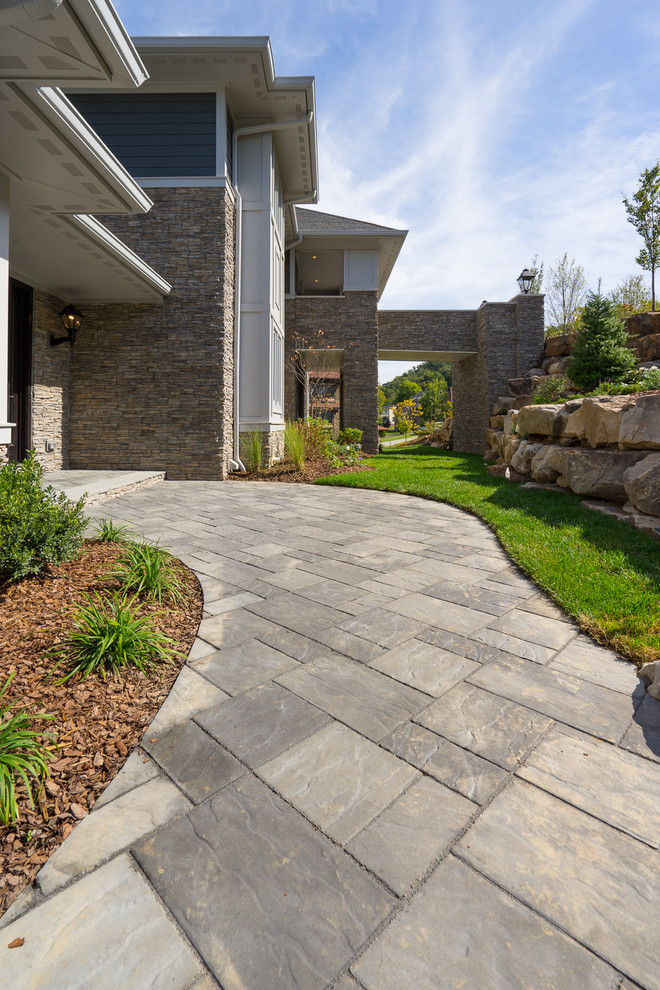 This is an example of a large transitional partial sun front yard mulch garden path.
