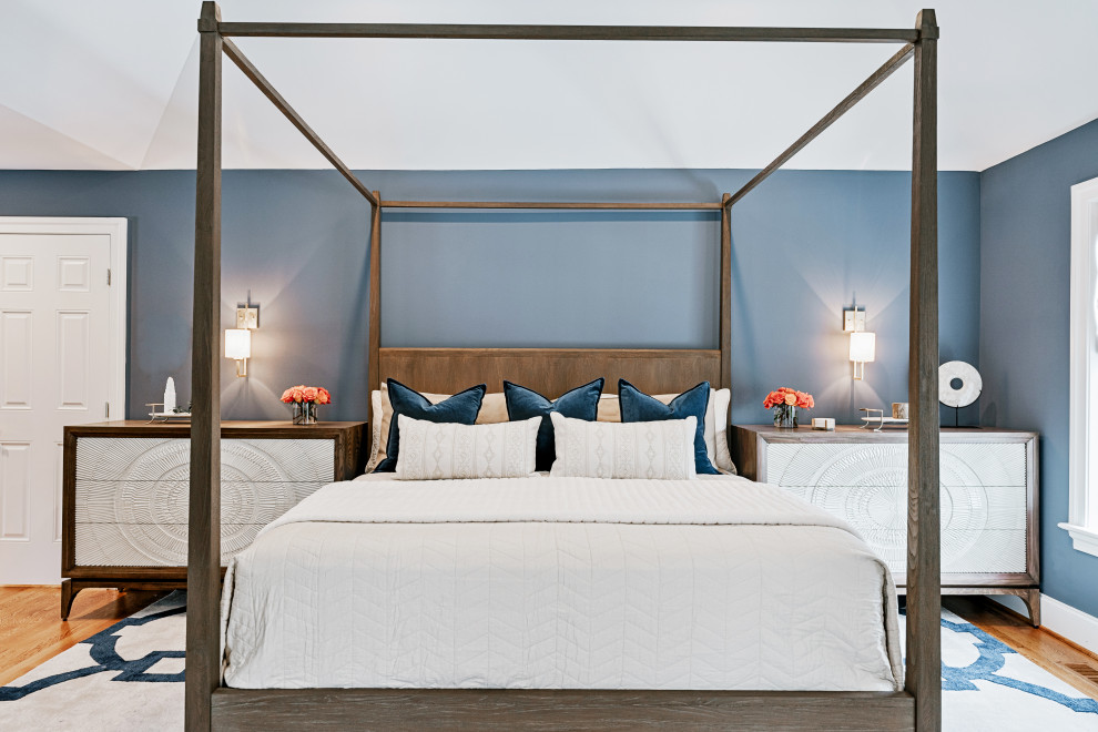 Стильный дизайн: хозяйская спальня в стиле неоклассика (современная классика) с синими стенами, паркетным полом среднего тона, коричневым полом и многоуровневым потолком без камина - последний тренд