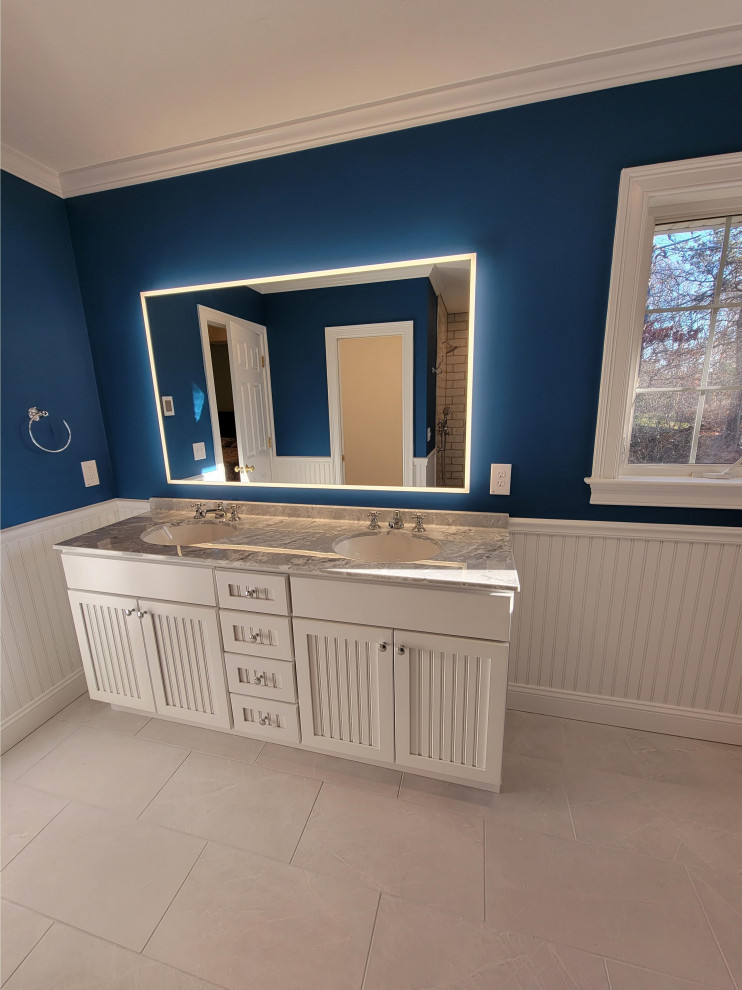 Idéer för stora vintage en-suite badrum, med luckor med profilerade fronter, vita skåp, en kantlös dusch, blå väggar, klinkergolv i porslin, ett undermonterad handfat, granitbänkskiva, beiget golv och med dusch som är öppen