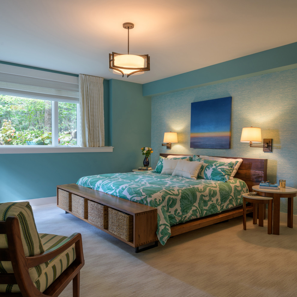 他の地域にある広いラスティックスタイルのおしゃれな客用寝室 (青い壁、カーペット敷き、ベージュの床、壁紙)