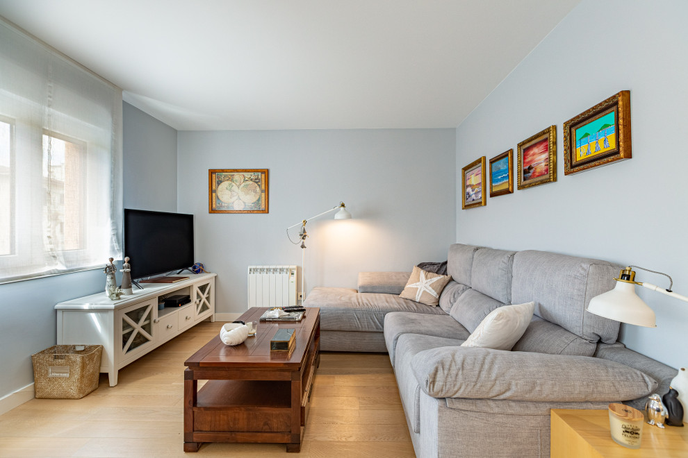 Ejemplo de salón mediterráneo con paredes azules y televisor independiente
