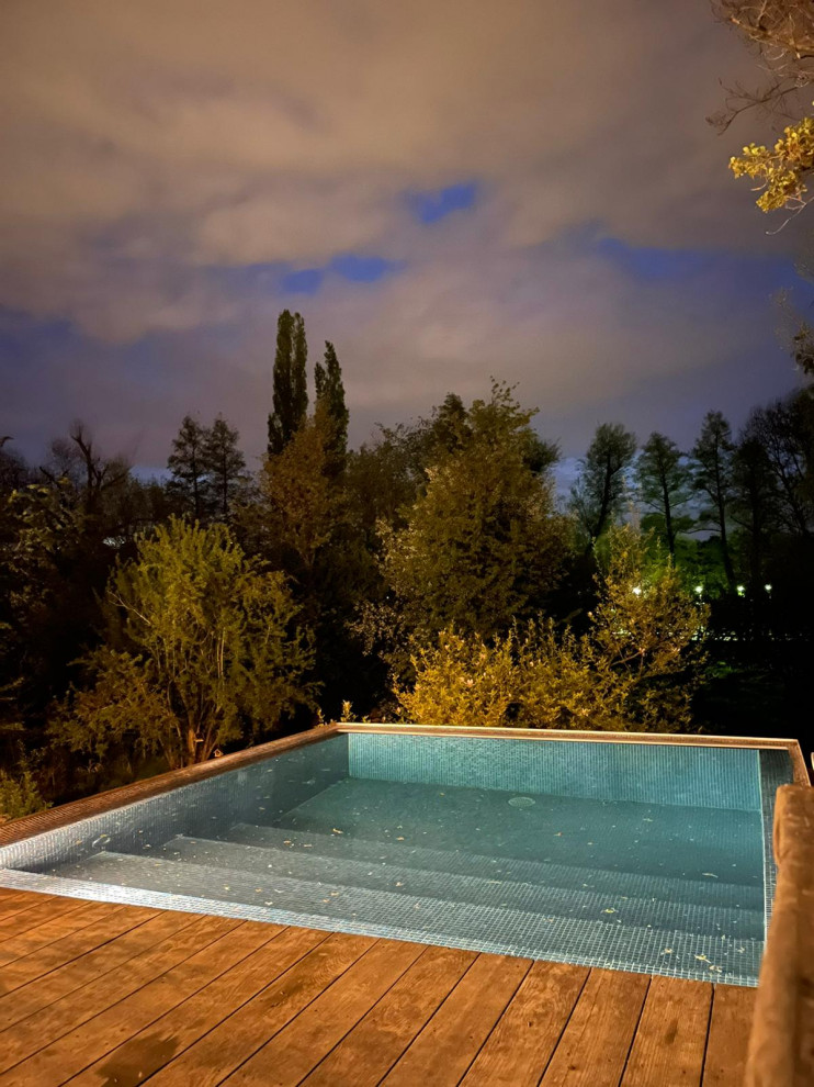 Kleiner Eklektischer Infinity-Pool neben dem Haus in rechteckiger Form mit Pooltreppe und Betonboden in Frankfurt am Main