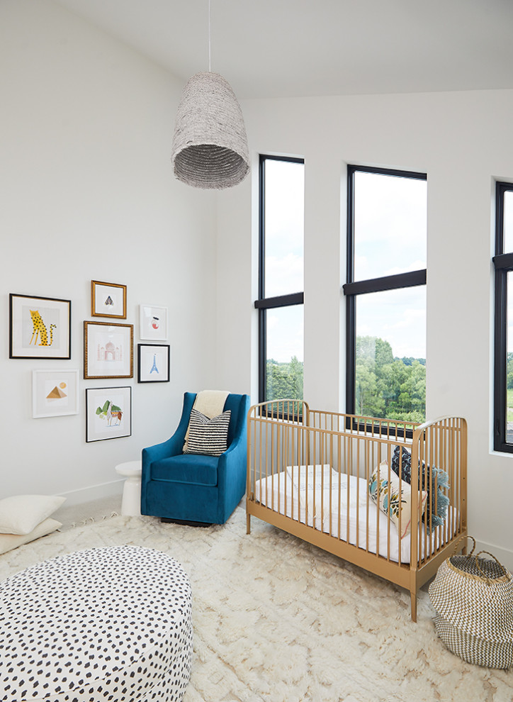 Mittelgroßes, Neutrales Modernes Babyzimmer mit weißer Wandfarbe, Teppichboden, beigem Boden, gewölbter Decke und Tapetenwänden in Grand Rapids