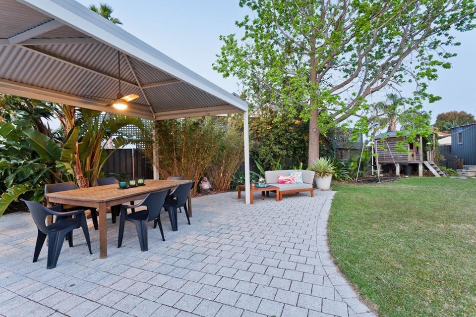 Esempio di un grande patio o portico classico dietro casa con pavimentazioni in cemento e un gazebo o capanno