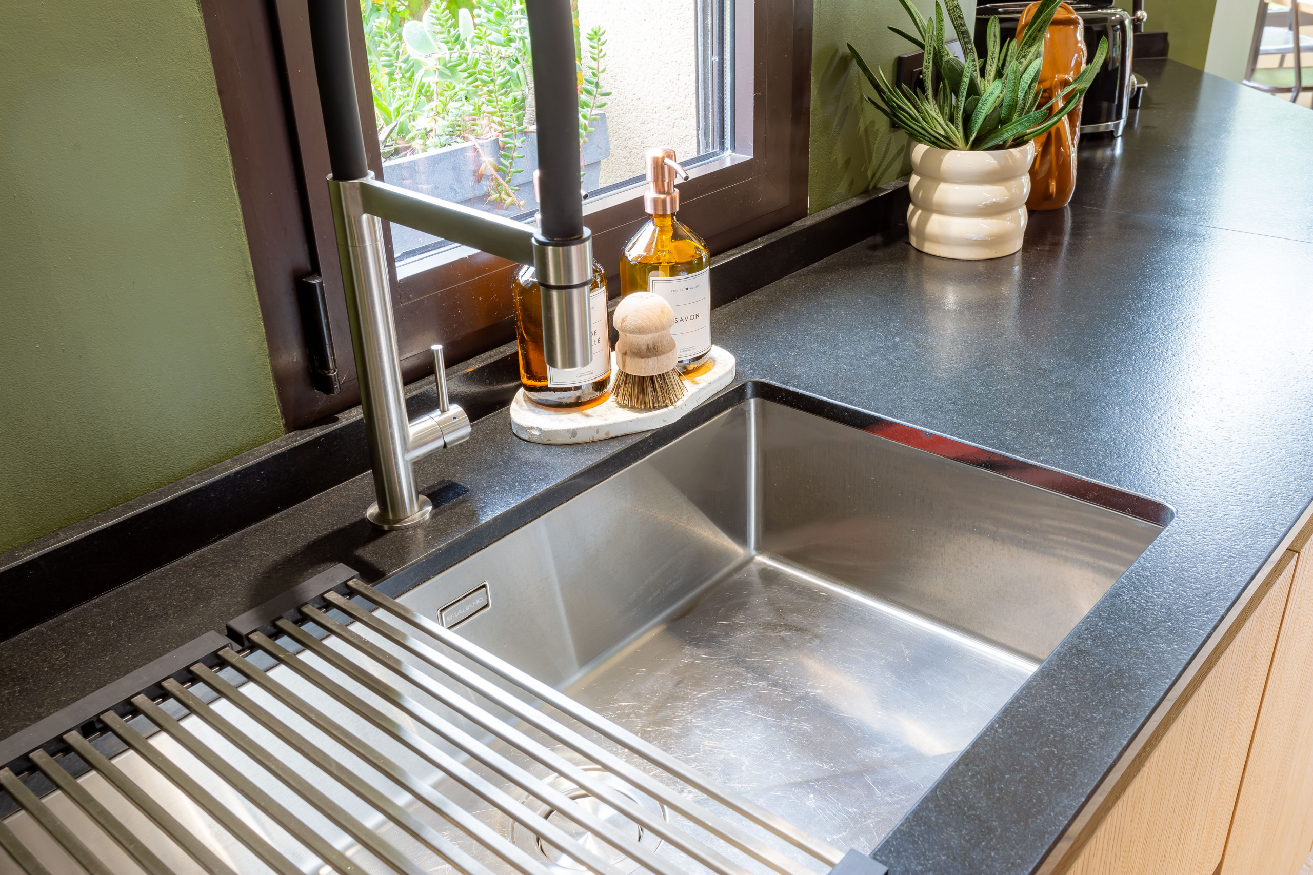 Réalisation d'une cuisine en bois dans un écrin végétal