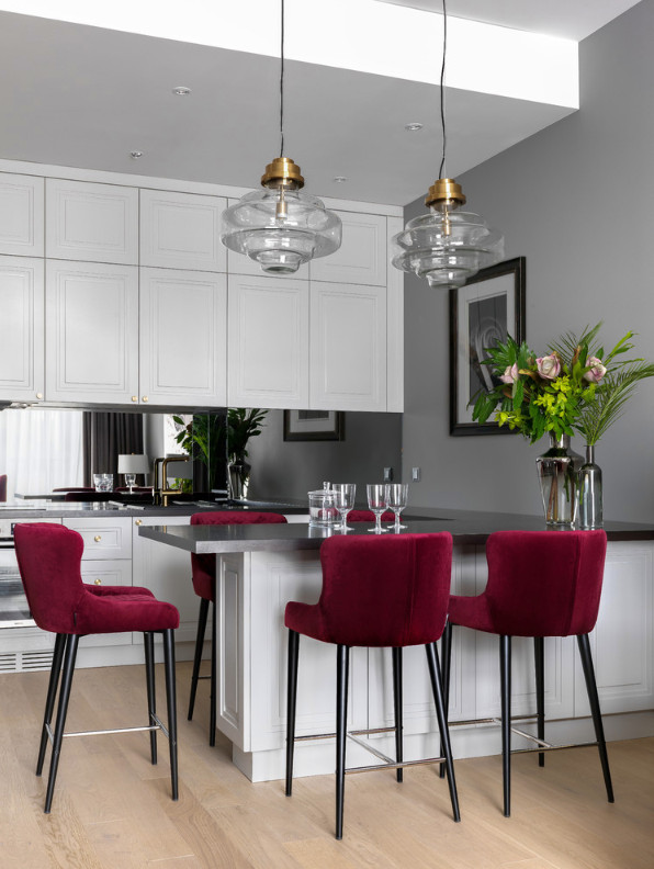 Серые стены и капля бургундского