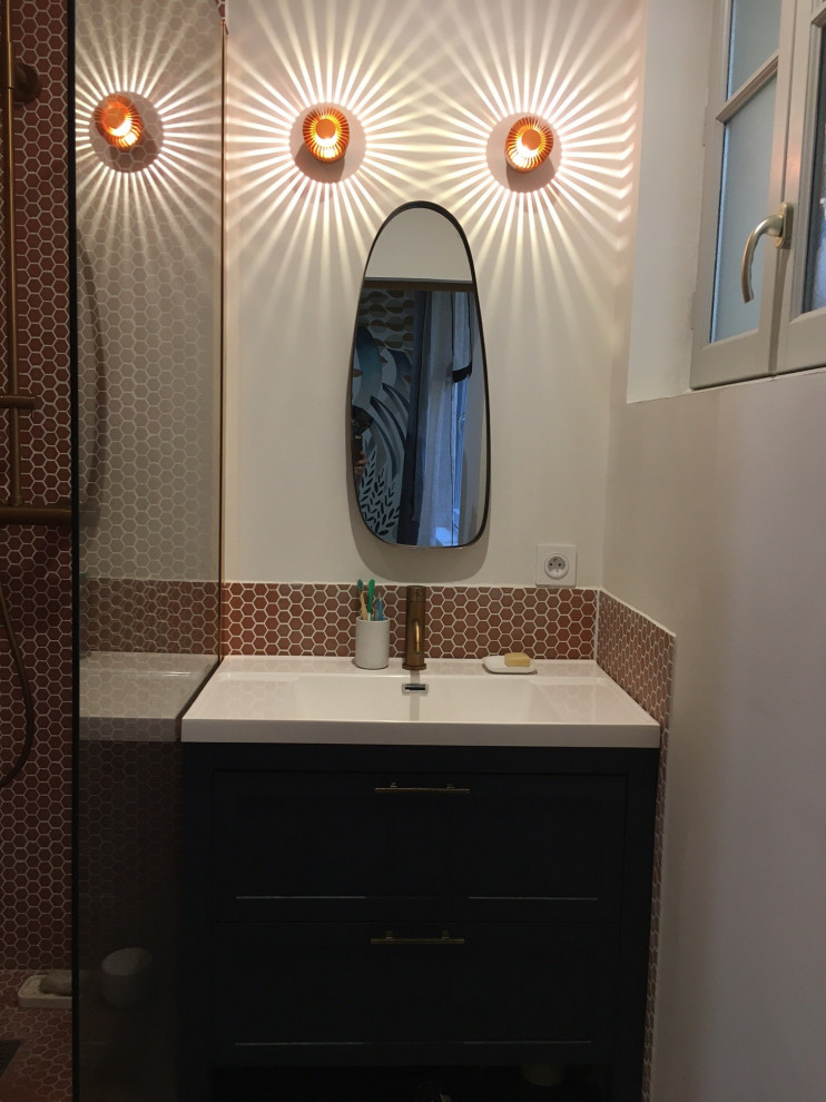 Eklektisk inredning av ett litet vit vitt badrum med dusch, med luckor med infälld panel, blå skåp, orange kakel, mosaik, vita väggar, klinkergolv i keramik, ett fristående handfat, bänkskiva i kvarts, blått golv och dusch med skjutdörr