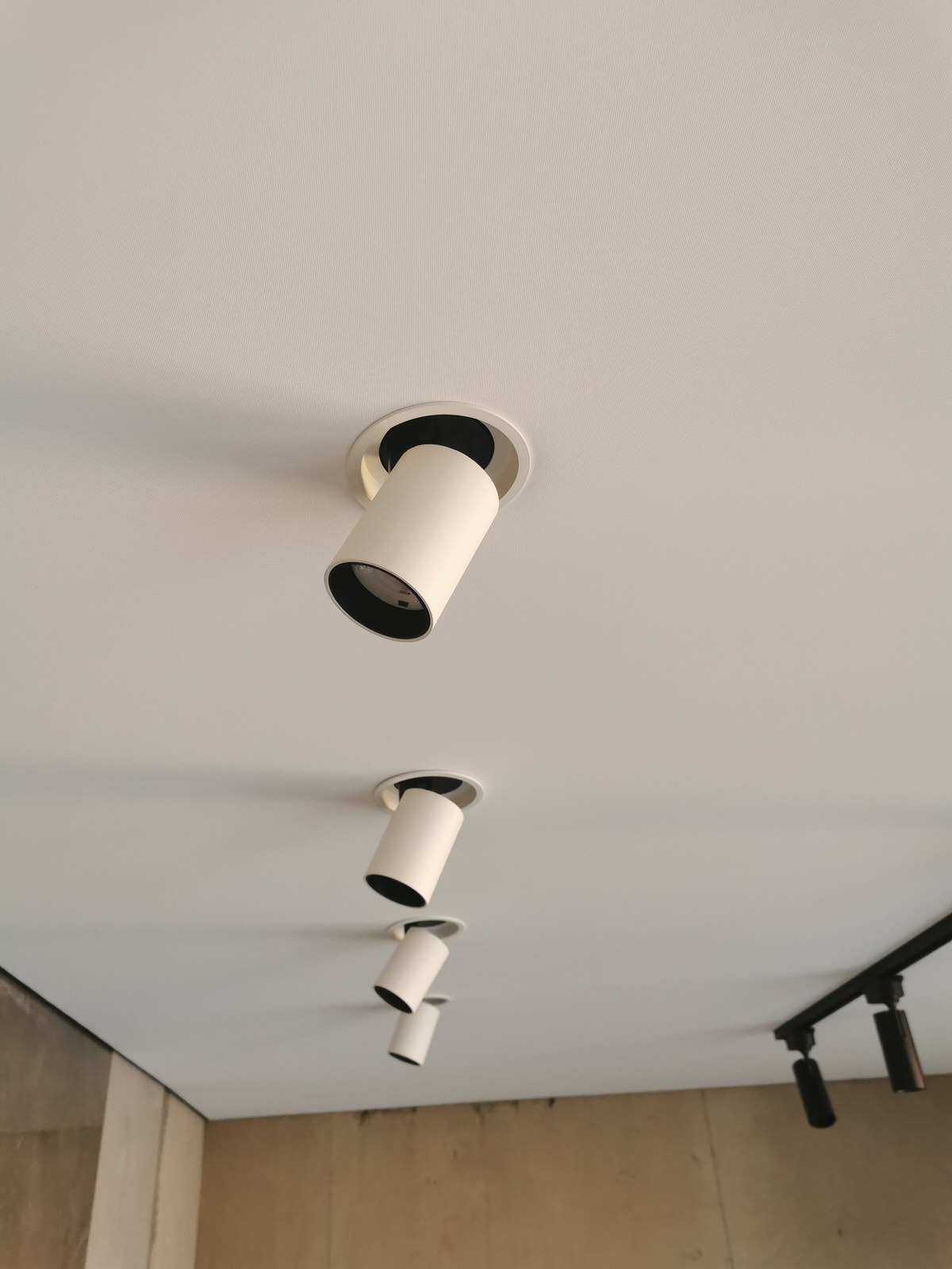 Монтаж тканевого потолка. Вешки