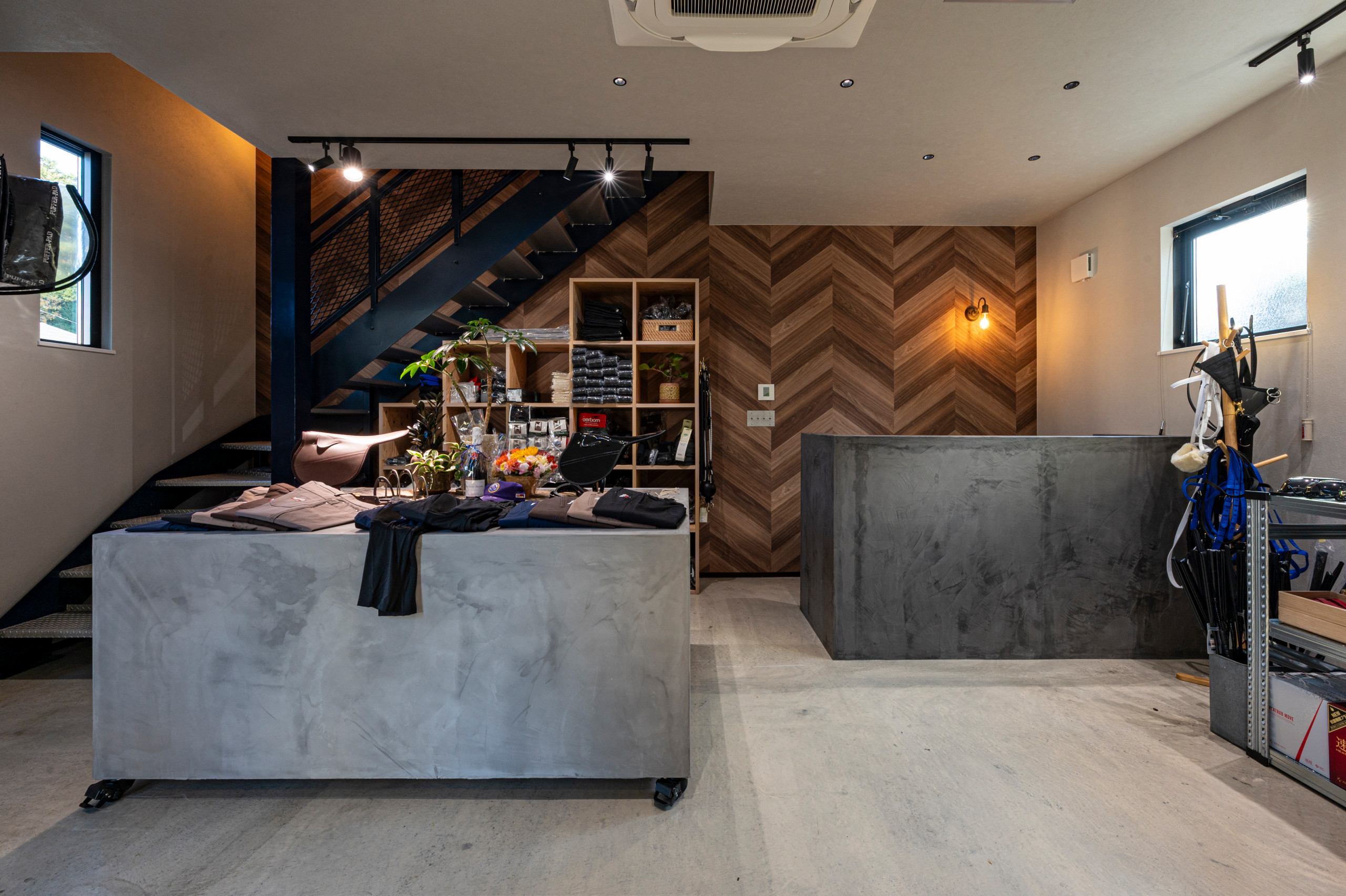 重厚感ある馬具屋