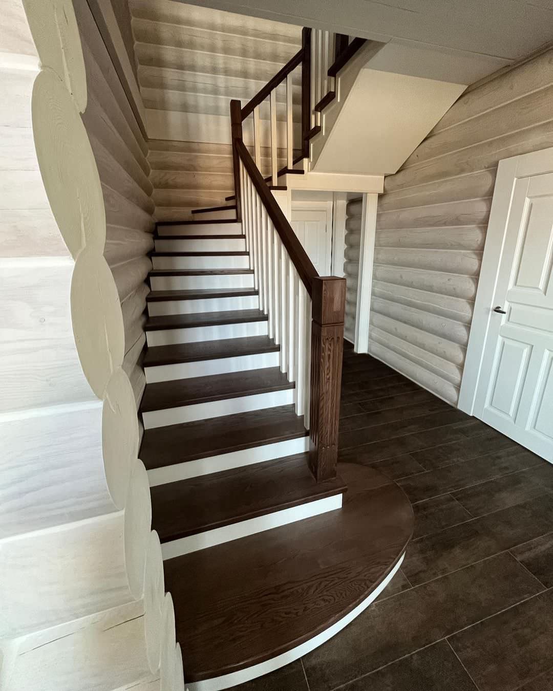 Лестница из ясеня в бревенчатом доме