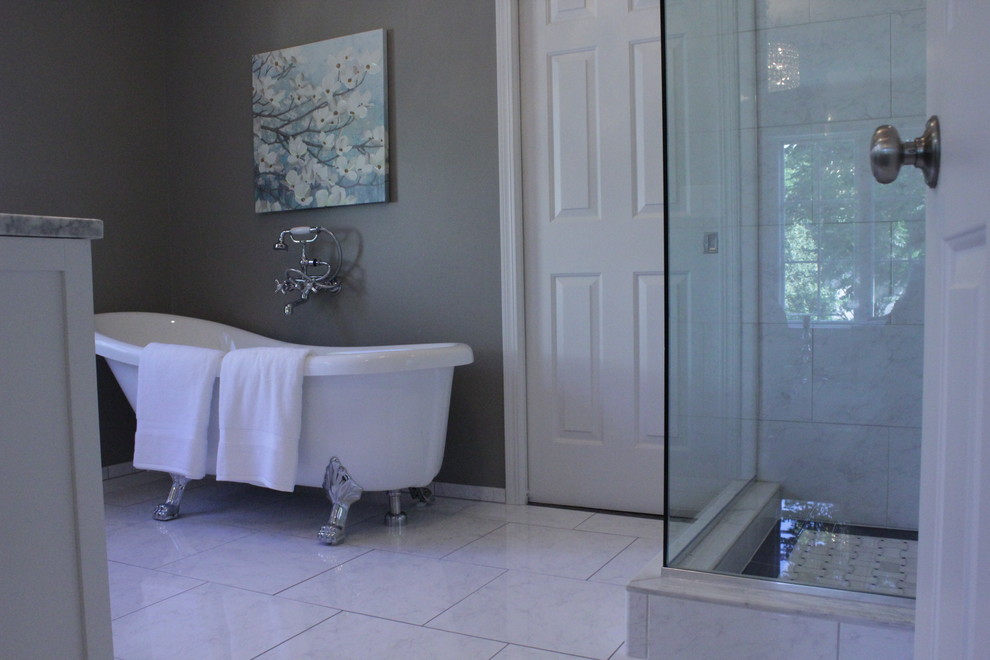 Example of a transitional bathroom design in Minneapolis