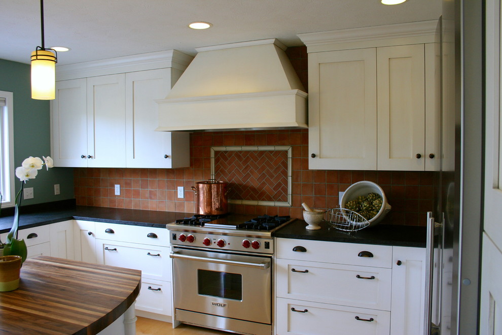 Kitchen - transitional kitchen idea in Grand Rapids