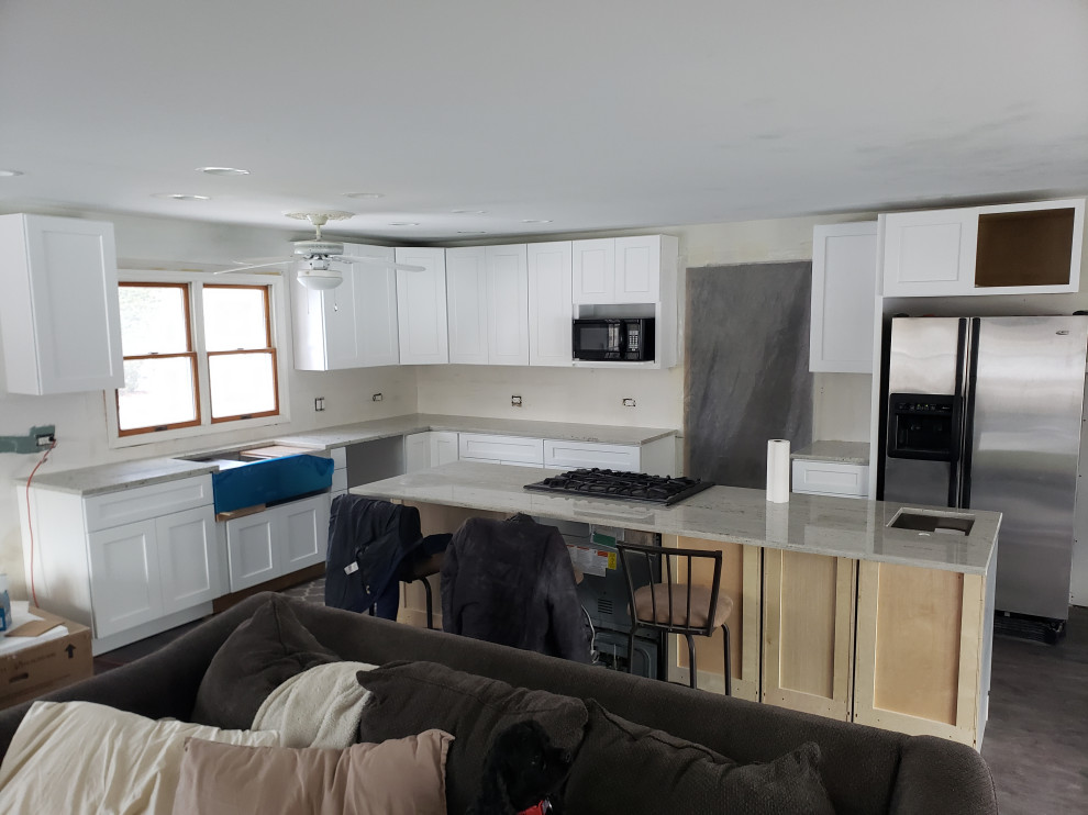 Example of a transitional kitchen design in Chicago