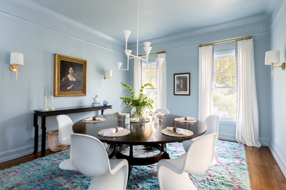 Свежая идея для дизайна: большая гостиная-столовая в стиле неоклассика (современная классика) с синими стенами, темным паркетным полом, коричневым полом, любым потолком и любой отделкой стен - отличное фото интерьера