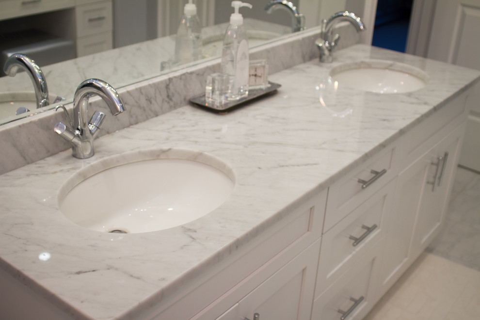 Inspiration for a mid-sized traditional master bathroom in Manchester with shaker cabinets, white cabinets, an undermount sink and quartzite benchtops.
