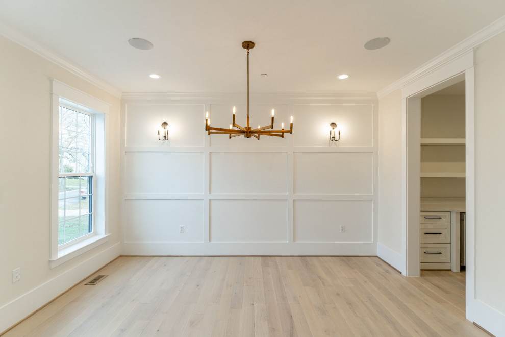 ワシントンD.C.にある高級な広いトランジショナルスタイルのおしゃれなダイニングキッチン (ベージュの壁、淡色無垢フローリング、タイルの暖炉まわり、白い床、羽目板の壁) の写真