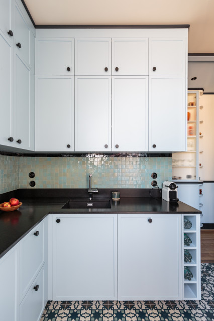 R&eacute;novation compl&egrave;te  d'un appartement hausmannien de 120m&sup2; mid-century-kueche