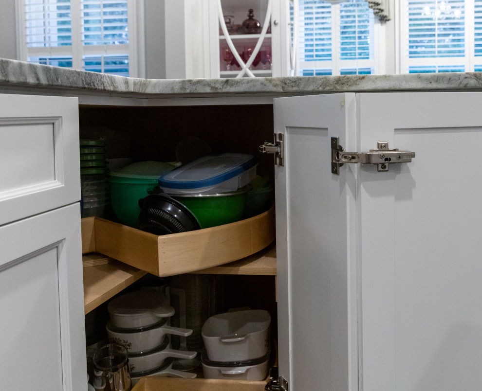 Inspiration for a transitional home design remodel in Atlanta