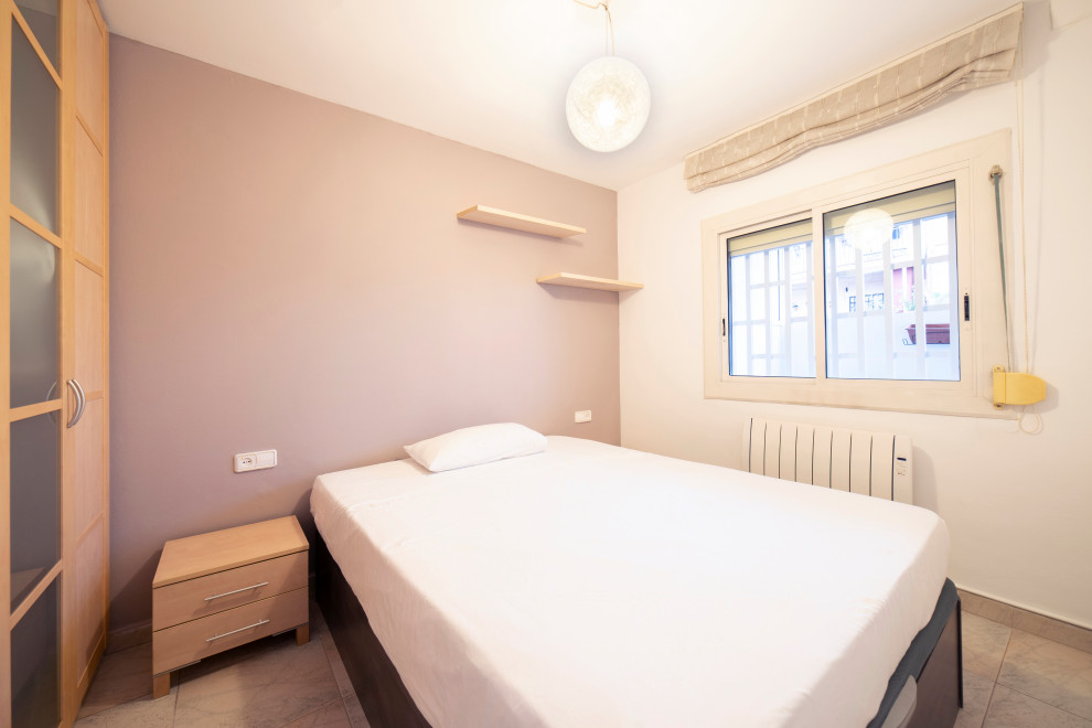 Mittelgroßes Modernes Hauptschlafzimmer ohne Kamin mit beiger Wandfarbe, Keramikboden und beigem Boden in Barcelona