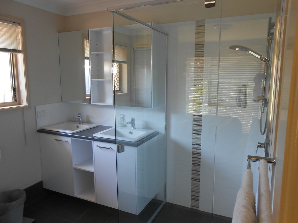 Inspiration for a modern bathroom in Brisbane.