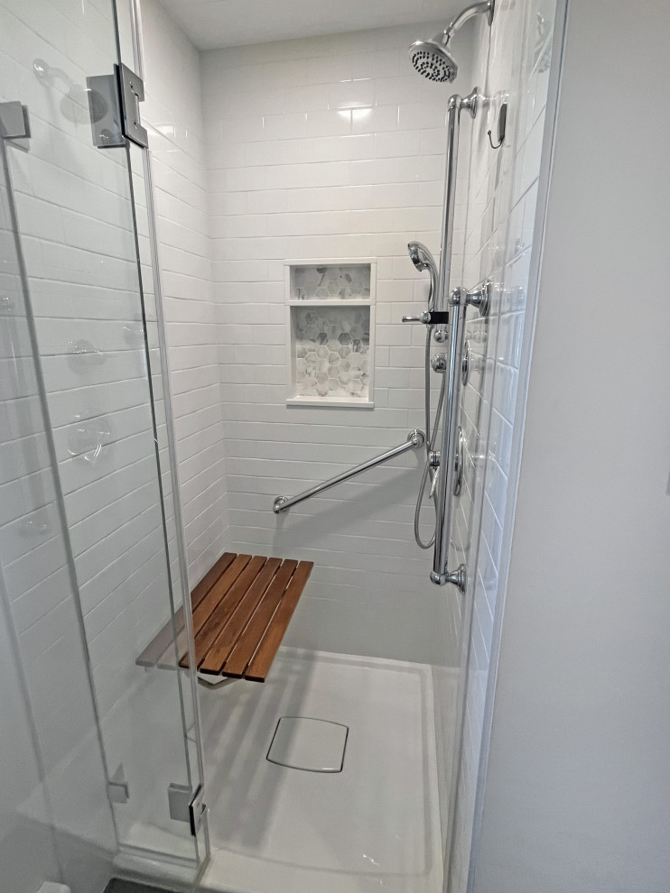 Идея дизайна: ванная комната среднего размера в стиле неоклассика (современная классика) с душем в нише, унитазом-моноблоком, белой плиткой, плиткой кабанчик, синими стенами, полом из сланца, раковиной с пьедесталом, серым полом, душем с распашными дверями, нишей, тумбой под одну раковину и панелями на стенах