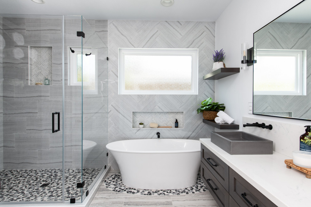 Example of an eclectic bathroom design in Los Angeles