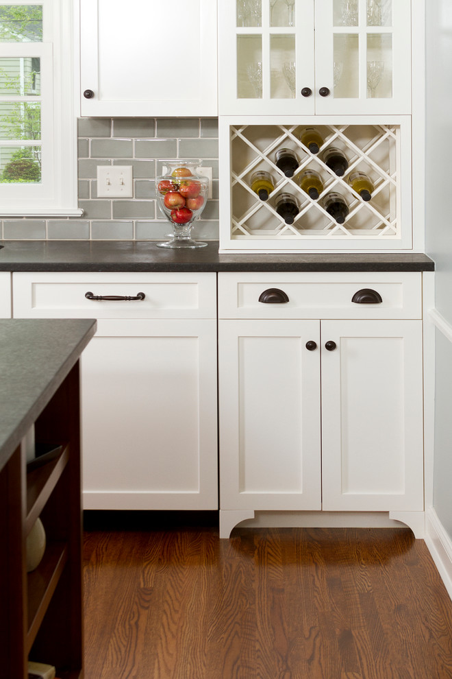 Kitchen - transitional kitchen idea in Minneapolis