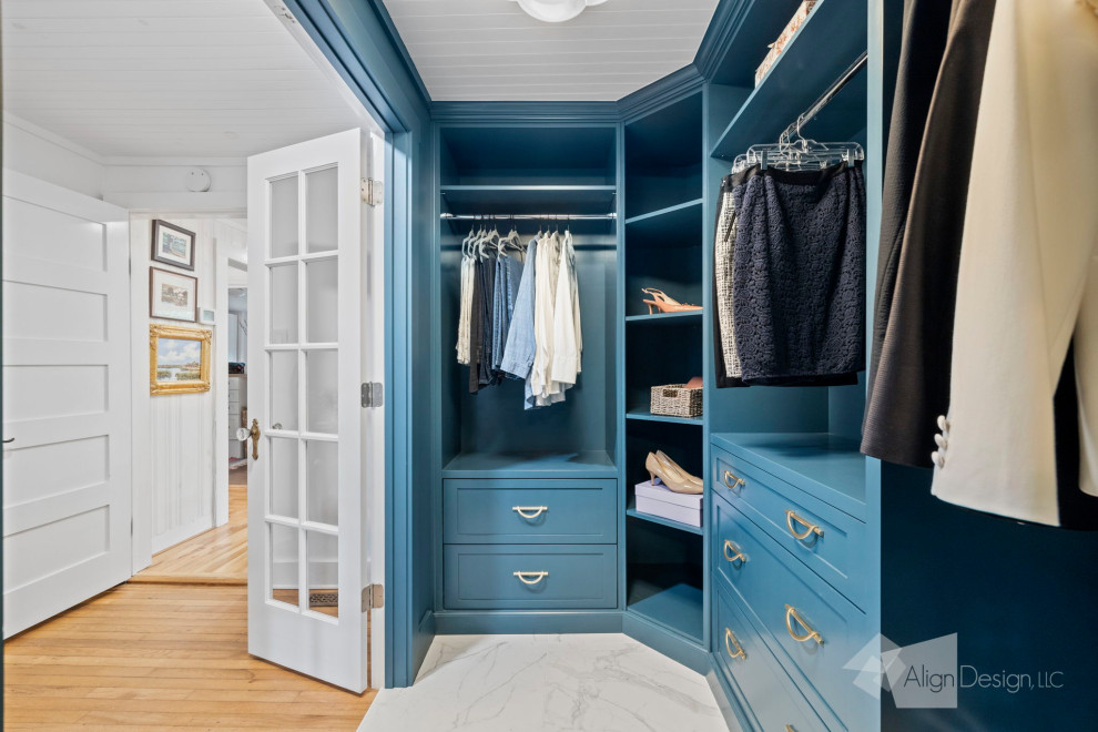 Exemple d'un dressing room chic de taille moyenne et neutre avec un placard à porte shaker, des portes de placard bleues, un sol en marbre, un sol multicolore et un plafond en bois.