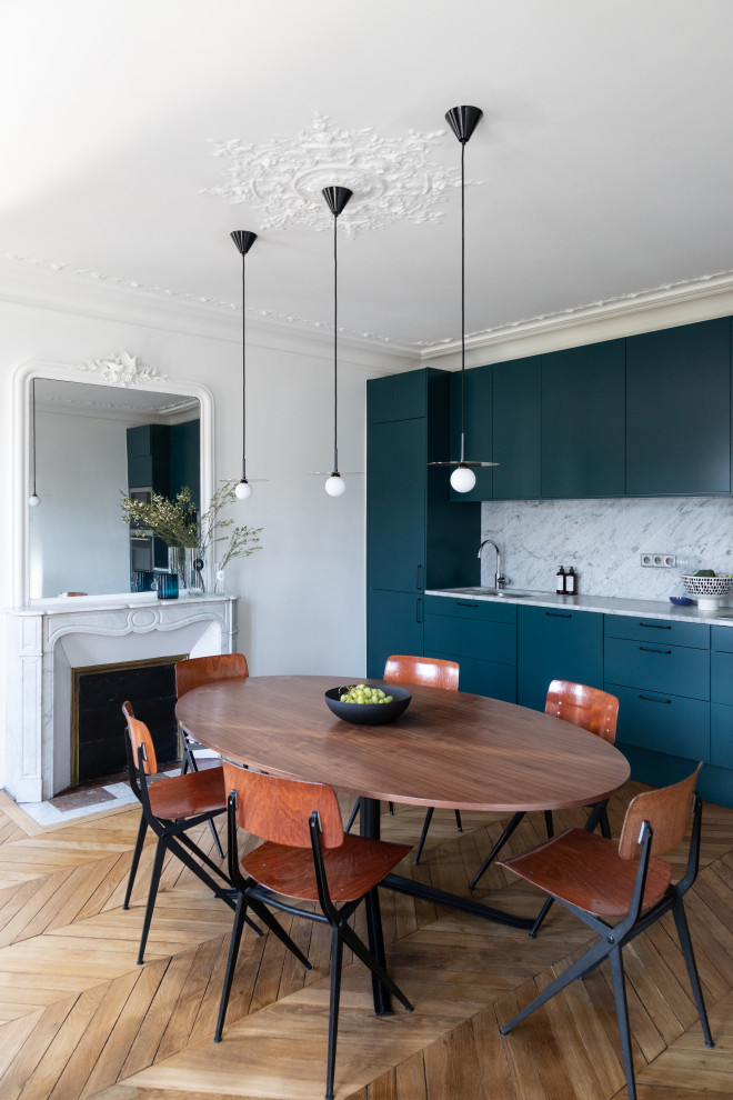 This is an example of a contemporary dining room in Paris.